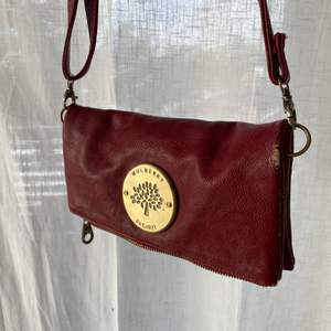 Otroligt snygg mulberry väska!👜 Köpt på second hand och den är troligtvis äkta då den har det lilla märket i sig (bild 3). Har lite små slitningar som man kan se på bild 1 men det är inget man märker! 💕