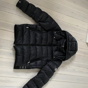 Moncler Jacka  - Tjena, jag säljer då min moncler verte vinter jacka då jag inte använder den längre. Använt jackan en säsong. Väldigt bra conditions. Köpte in den för 11,790kr och säljer för 8000kr. Storlek (2) passar s och m. Kontakta mig ifall du vill ha fler bilder :)