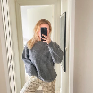 Grå stickad tröja - Superfin grå stickad tröja i oversizemodell från Zara