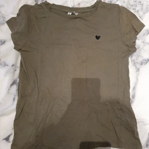 T-shirt - Fin t-shirt från hm, storlek S. 20 kr + frakt. Skriv för fler bilder