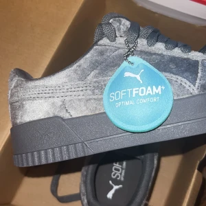Helt nya Puma Carina Velvet skor - Köpte ett par puma skor från Kicks Crew i storlek 36👈🏻 ny priset var 110$, så cirka 900kr. Skorna var tyvärr för småa för mig, så säljer nu billigt vid snabbköp! Då skorna är ej använda☺️ Köparen står för frakten❤️