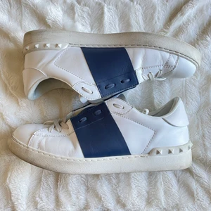 Valentino Sneakers  - Storlek 42, navy. Pris-2600kr öppen för bud. Går att frakta, inga byten