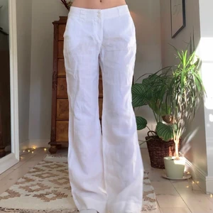 Linnebyxor - Lågmidjade raka flowy linnebyxor! Är i stl 40 men funkar på mig som brukar ha XS/S, passar nog dock bäst en större S. Jag är 173 cm och innerbenslängden är ca 81 cm och midjemåttet ca 80 cm 🤍 BUDA PRIVAT, bud: 600 + frakt