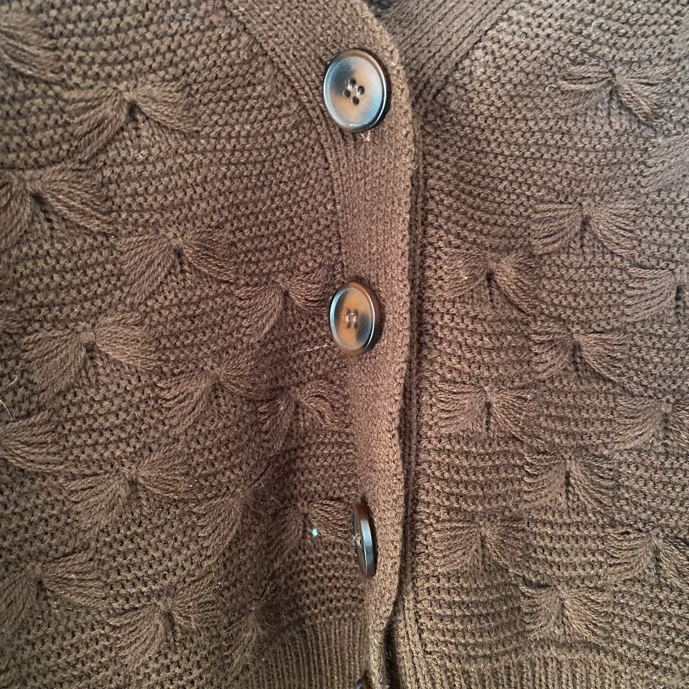 En brun stickad kofta med ett stickat linne i samma färg tillkommer. (Aldrig använda)🤍 storlek L men passar mig som är S!. Tröjor & Koftor.