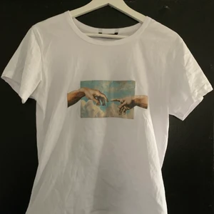 T-shirt med tryck på - Passar inte runta armarna längre men verkligen jätte finz. Trycket är som på klistrat vilket inte låter så bra men de är jätte fint i ljus. Den är lite längre men jag brukar bara vika in de resternade tyget över höfterna så lägger de sig jätte fint.