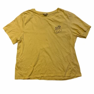 Tshirt med tryck - Gul tshirt med tryck från Monki i strl M