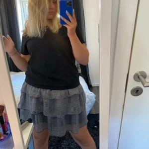 Kjol💕💕 - Super fin vit svart rutig kjol💕 köpt här på plick men har tyvärr inte kommit till nån andvändning💕