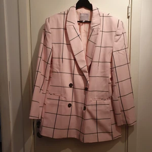 Rosa Kostym ifrån Asos - En helt oanvänd kostym ifrån asos egna märke. Kavaj och kostymbyxor ingår. Betalning via swish.