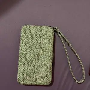 En liten plånbok där man kan ha i kontanter eller sin mobil