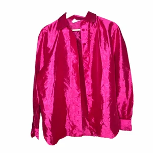 skjorta - en skjorta i ~plastigt~ material som jag köpte på beyond retro för harry styles konserten men nu har jag hittat en ny konsert outfit:) storlek 40 men är nice oversize på mig som är s-m