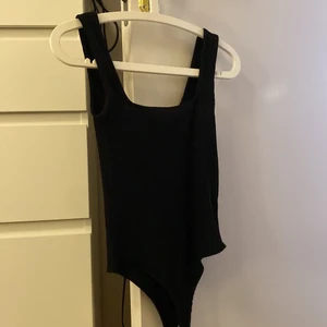 Ribbad body - En jättefin ribbad body från nly trend. Den har som en fyrkantig urringning. Jättefin och bekväm att ha på fest! Strl Xs men passar även s!