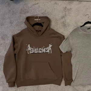 Seams hoodie med rhinestones - Hoodie från seams med rhinestones, i princip helt ny. Inga flaws. Storlek M, fits S-M