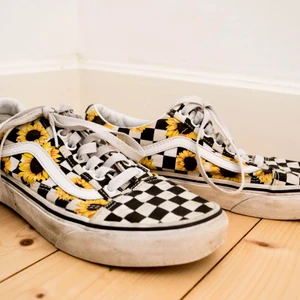 Egendesignade Vans med solrosor! - Drömmigaste Vansen?? Designade dessa själv med deras designverktyg. Knappt använda.