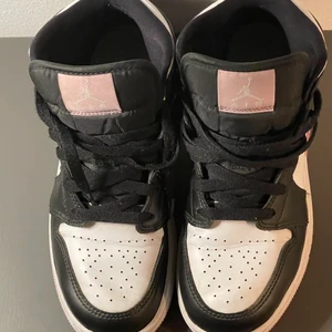 Air Jordan 1 Mid White Arctic Pink - Ett par Air Jordans, använda men bra skick. 