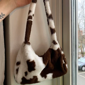 cowprint väska - Säljer min så söta fluffiga bruna cowprint väska. Älskar den så mycket och den passar till i princip allt!!! 💞💞 Skriv för mer info!! 