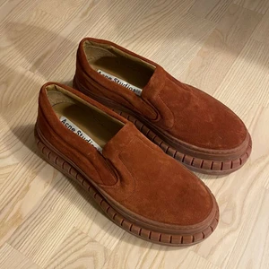 Acne studios sneakers - Acne studios sneakers i storlek 39/40 Jätte fint skick och går ej att få tag på. köparen står för frakt 💚