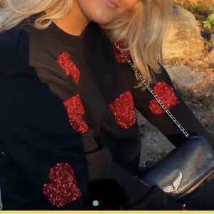 Tröja med hjärtan  - Tröja med paljetthjärtan på från other storys. Köparen står för frakten❤️