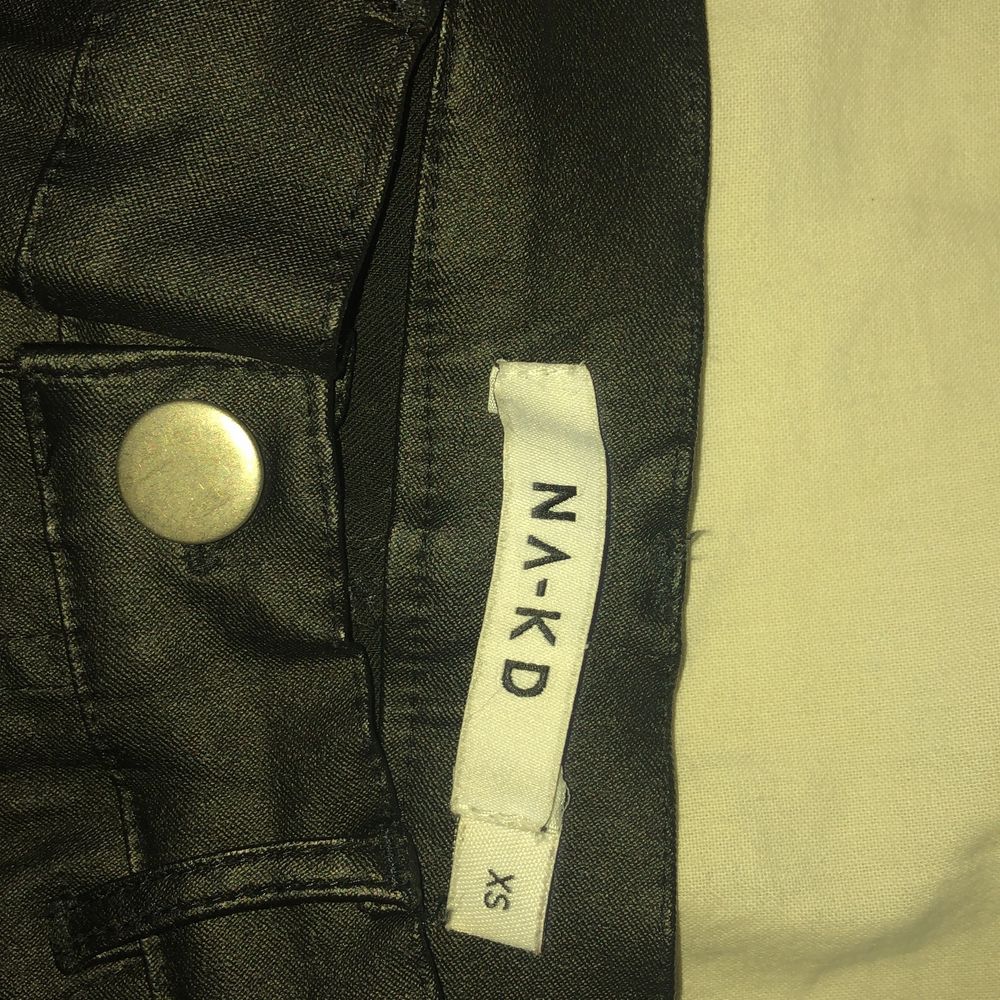 Ett par oanvända läder jeans i strl xs (kan även passa s). Från NA-KD. Jeans & Byxor.