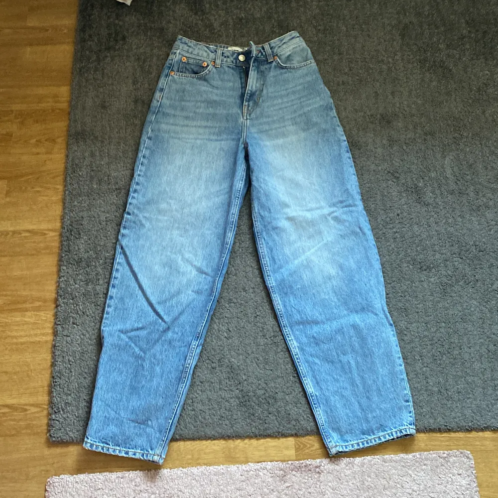 Ett par blåa jeans från lager 157 i storlek XS, ”ballong” modell. Nyskick. Säljer pga ej kommit till användning. Köpt för 299kr. Säljer för 120+frakt. Köparen står för frakten!!!. Jeans & Byxor.