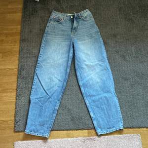 Ett par blåa jeans från lager 157 i storlek XS, ”ballong” modell. Nyskick. Säljer pga ej kommit till användning. Köpt för 299kr. Säljer för 120+frakt. Köparen står för frakten!!!