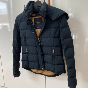 Morris Jacka, strl S - Figurnära passform, gulddetaljer, bra kvalite, använd ~5 ggr, marinblå. 