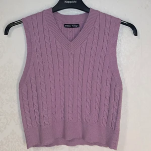 Kabelstickad väst - Kabelstickad väst i lila, stretchig och mjuk, väldigt bekväm, passar nog lite olika storlekar🌻