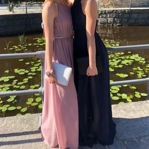 Balklänning - Jättefin lila balklänning i toppen skick, endast använd en gång. Silver bältet i midjan är avtagbart. Strl 36. Priset kan diskuteras. Kan mötas upp i Örebro eller alternativt posta paketet. 