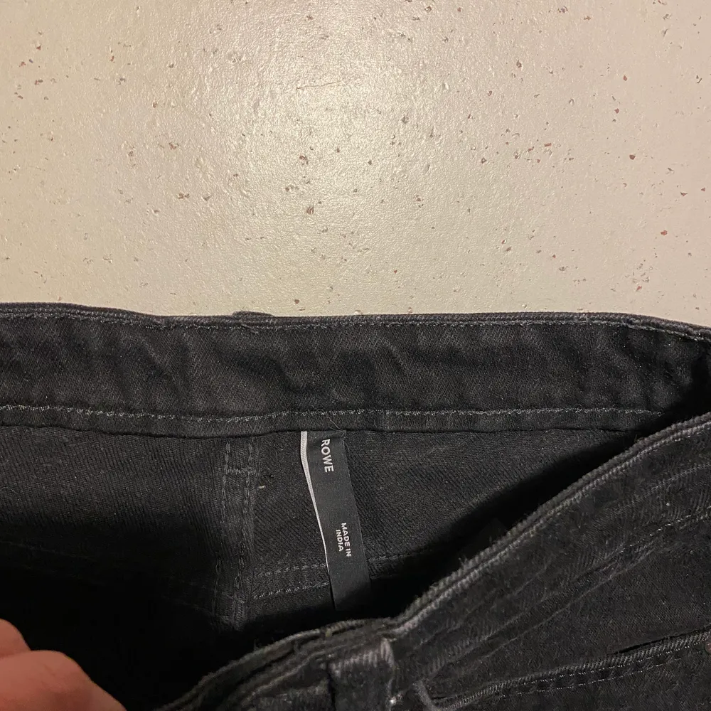 Svarta jeans från Weekday i modellen Rowe använda ett fåtal gånger. Storlek 25/32. Pris går alltid att diskuteras.. Jeans & Byxor.