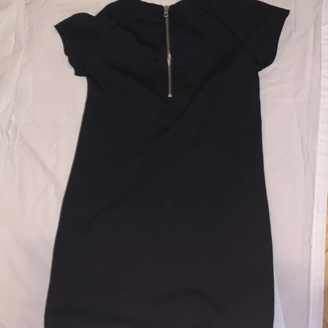 Cool klänning med dragkedjor där fram. - 90