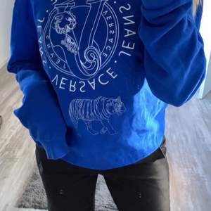 Marinblå Versace sweatshirt som är sparsamt använd och väldigt fint skick, nypris 2699