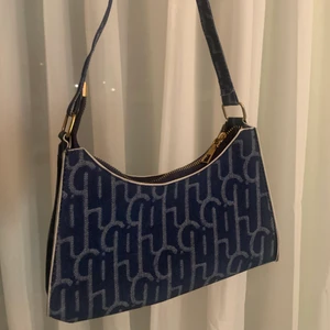 Liten väska - Rymmer det man behöver, telefon, nycklar osv. Inga tecken på användning