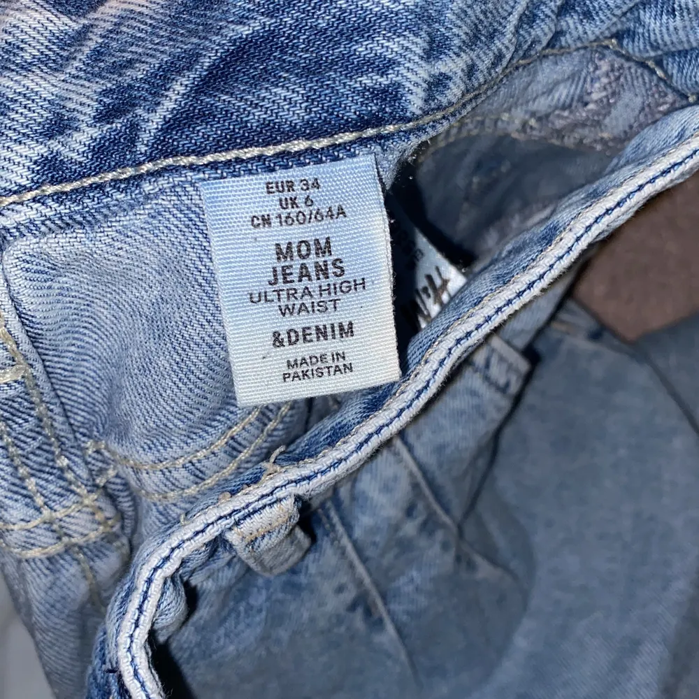 Ett par ljusblåa jeans i storlek 34 från hm. Modell-Mom Jeans. Ganska bra skick! Köparen står för frakten!!!. Jeans & Byxor.