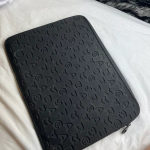 Marc Jacobs datorfodral - Datorfodral jag använde till min MacBook Pro 13. Tyvärr är kedjan sönder så går ej att stänga 🌸🦋 ger paketpris så kolla mina andra annonser, lagt ut MASSA nytt 🦋🦋🦋
