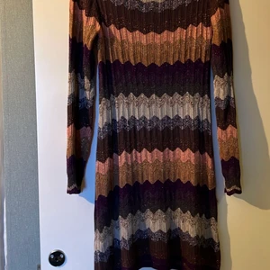 Stickad klänning - Stickad klänning med glitter i