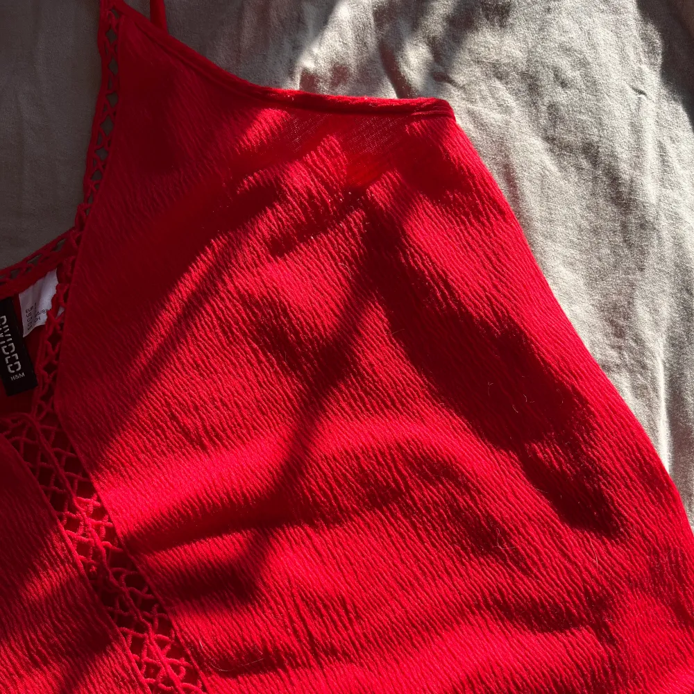 Röd sommartopp från H&M i storlek S. Aldrig andvänd och därför säljer jag den. Jättefin sommar topp till ett par snygga jeansshorts👍 valfri frakt såklsrt och vill ni ha fler bilder så hör av er till mig.. Toppar.