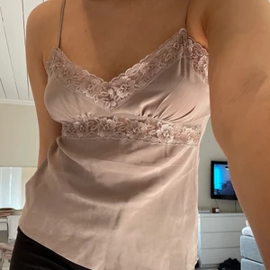 Gullig topp - Superfin topp med spetsdetaljer från HM🤍aldrig använd, kostar 100 kr+ frakt