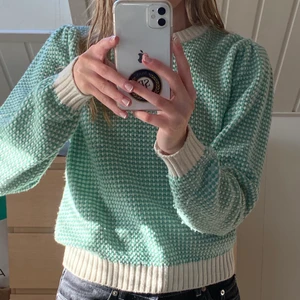 Snygg samsøe & samsøe tröja! - Säljer nu denna superfina tröjan från Samsøe & Samsøe! Används tyvärr inte lika mycket längre:/ i nyskick!💕