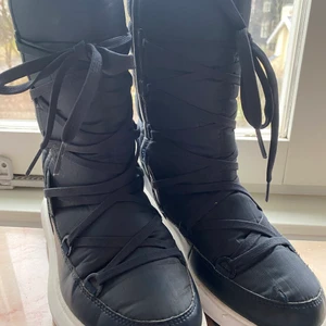 Helly Hansen vinter skor - Säljer varma och fina vinterboots från Helly Hansen. Två små hål på en av boots därför priset. 