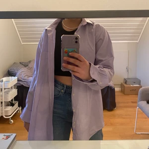 Skjorta - Säljer denna lila oversize skjorta, den är i fint skick. Frakt tillkommer📦