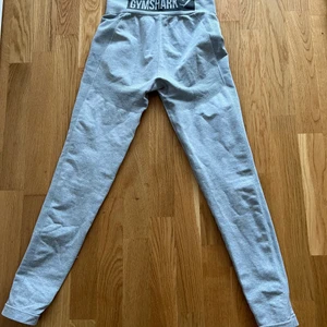 Gymshark Flex strl S - Köpte ett par gymshark tights på plick som jag trodde skulle va M, men det verkar som att de är strl S för jag får inte plats i dem. Därför säljer jag dem vidare. Frakten är inkluderad
