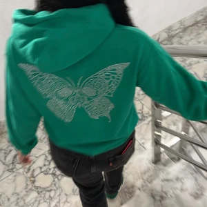 Lecacci hoodie - Säljer min fina lecacci hoodie! Alla stenar är kvar och den är endast använd två gånger men den kommer inte till någon användning så jag säljer den😊 Lånade bilder från deras instagram! Skriv vid intresse!!