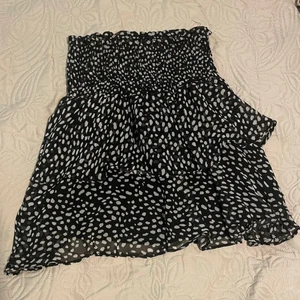 Volangkjol - Prickig Volangkjol från Chelsea nästan oanvänd!! Kjolen är köpt på Chelsea butiken i Göteborg men märket är retro and icon!