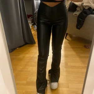 Skinnbyxor - Säljer dessa utsvängda ”skinnbyxor” från hm med en slits längst ner i storlek 34. Endast testade! (Verkar som att att storleken är slutsåld på deras hemsida). De är lite för långa på mig tyvärr. 150kr + frakt. 