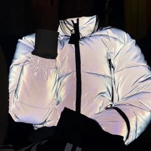 Reflexjacka  - Helt oanvänd reflexjacka från Urban Outfiters, köpt för 2 år sen för 1100kr😳