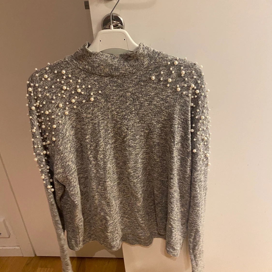 Grå topp med pärlor