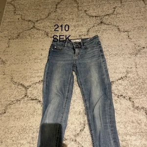 Helt vanliga jeans - Inte lågmidjade men inte högmidjade heller.      Använda 