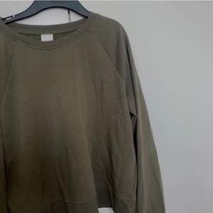 Snygg grön sweatshirt från H&M! Säljer för 50kr.💕 Den är lite oversized! 