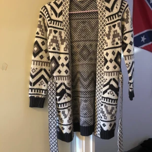 Mjuk stickad kofta - Mönstrad kofta som är stickad i mjukt material. Jätte skön. Använt den några gånger som ”mys kofta” men syns inte. Bandet runt om kan man vända åt båda håll då de är olika mönster på sidorna. 