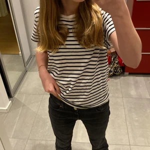 Randig H&M tröja stl xs - Tröjan är köpt i Danmark för 100 svenska kr. Den är i bra skick, säljer pågrund av inte min stil. Den är köpt på H&M. 30 kr kostar tröjan + frakt. Tvättar såklart innan skickas och skickar postbevis! Jag köper en påse där jag fraktar tröjan! Brukar kosta 60-75 kr!!