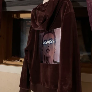 Limitato - Säljer denna tvärfeta Limitato Hoodien i storlek M. Köpt i augusti 2021, har sparat tagsen! Folerande tryck på baksidan, vinröd färg. Köpt  för 4399kr. Skickar gärna fler bilder :)